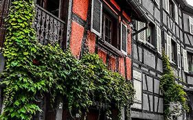 La Maison Rouge Au Coeur De La Ville.